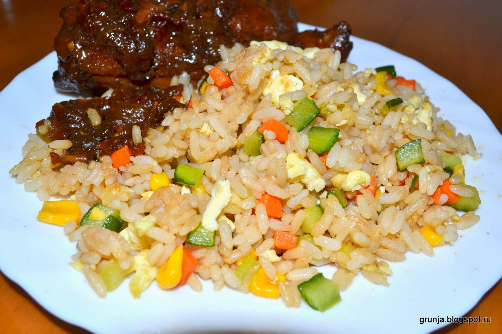 Как приготовить жареный рис по китайски. Жареный рис с овощами. Китайский рис с овощами. Китайский жареный рис. Китайский жареный рис с овощами.