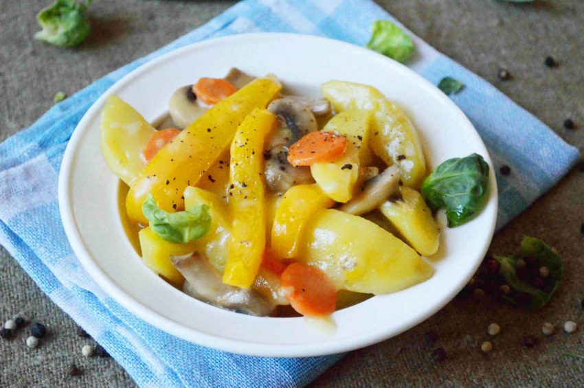 Картофель тушеный с грибами