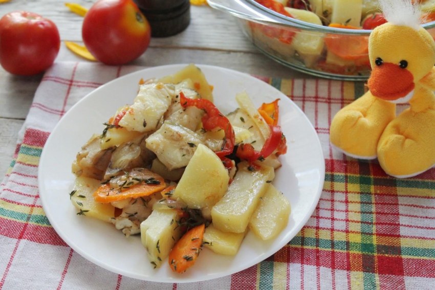 Треска тушеная с овощами