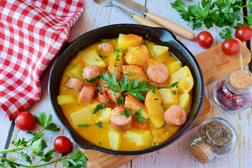 Сардельки с тушеными овощами