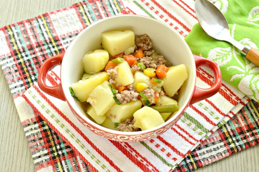 Картофель тушеный с курицей и овощами