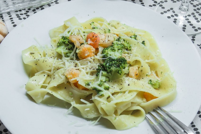 Фетучини с креветками и брокколи