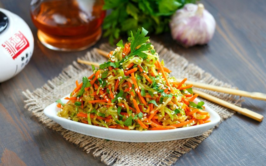Овощной салат с кунжутом