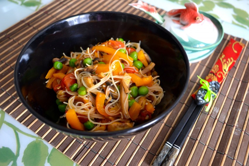 Рисовая лапша с овощами и соусом терияки