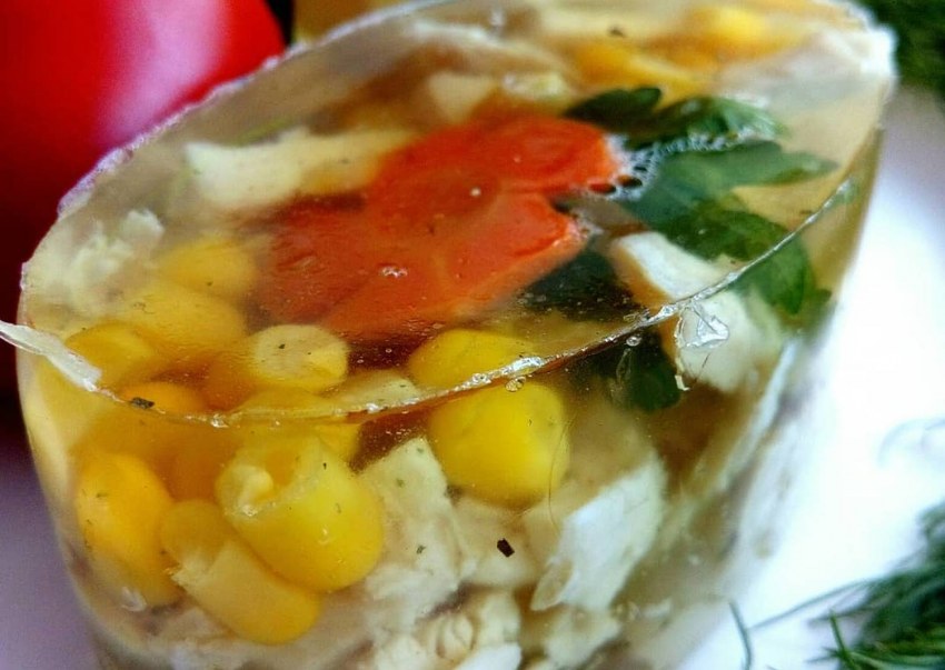 Заливное из курицы с овощами