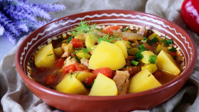 Куриное рагу с помидорами и перцем