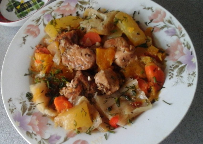 Индейка тушеная с овощами на сковороде