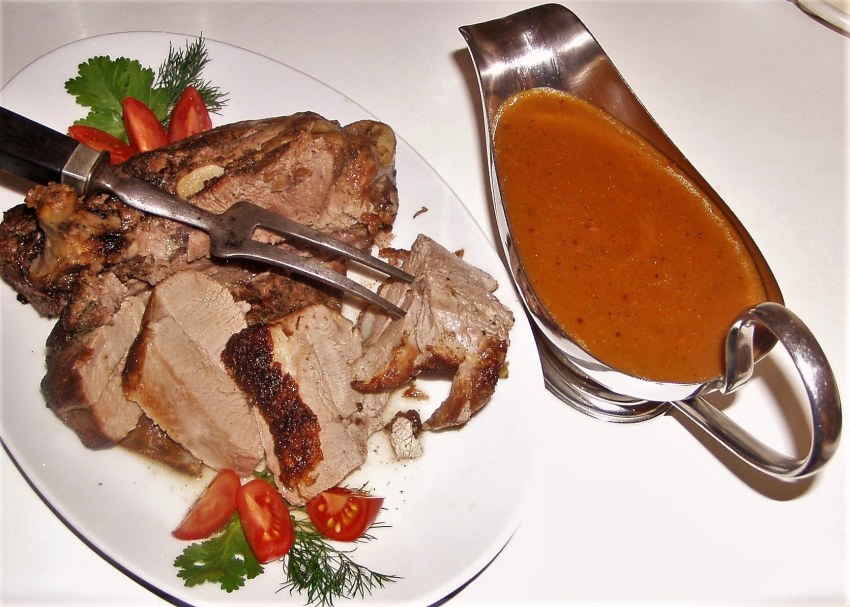 Индейка тушеная с овощами на сковороде