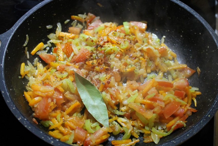 Хек с морковью и луком