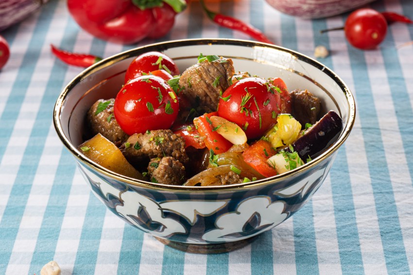 Тушеное мясо с овощами Пикадильо