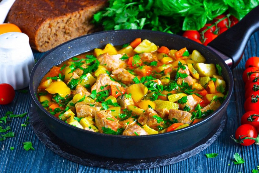 Свинина с овощами на сковороде