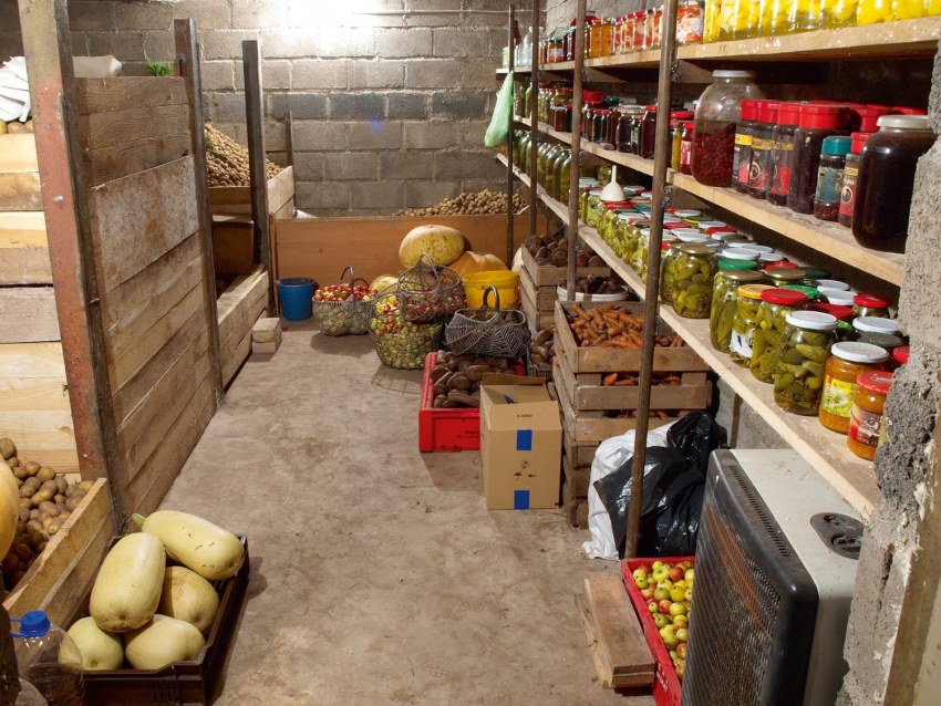 Подвал в частном доме для продуктов