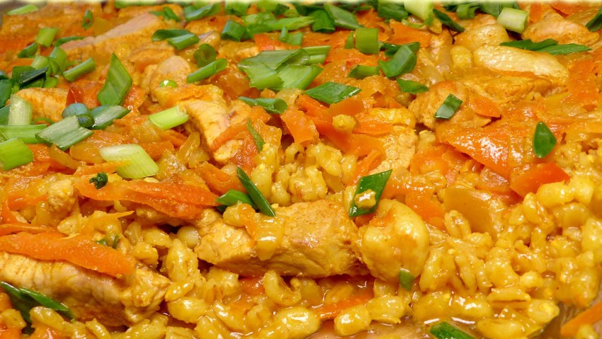 Запеченная перловка с мясом в духовке