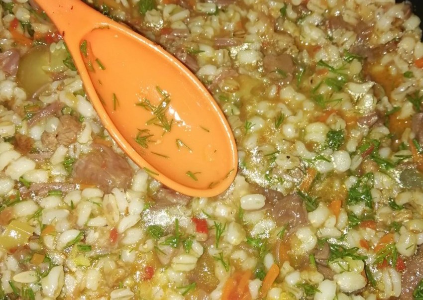 Вкусная перловая каша с овощами
