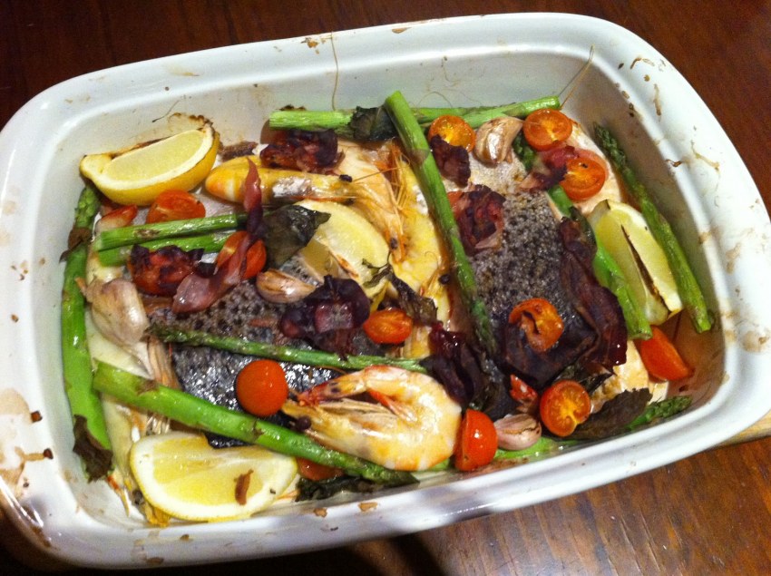 Рыбка в сковородочке с овощами