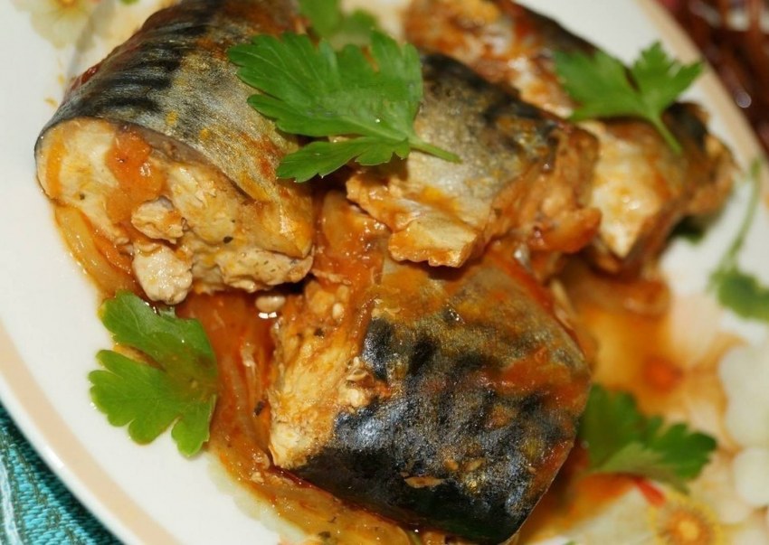 Скумбрия тушеная с морковью и луком
