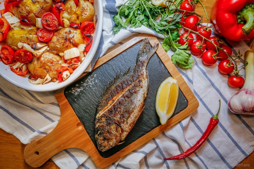 Дорадо с печеными овощами