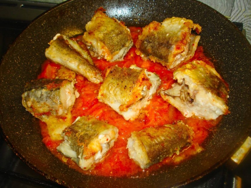 Рыба под овощами на сковороде