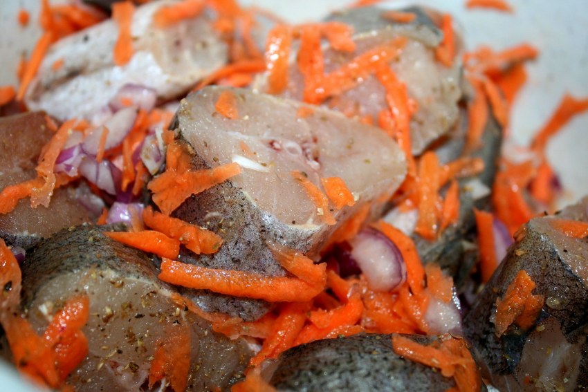 Рыба тушёная с овощами на сковороде
