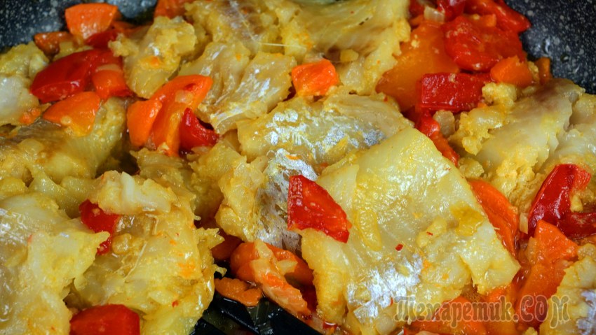 Сом с овощами на сковороде