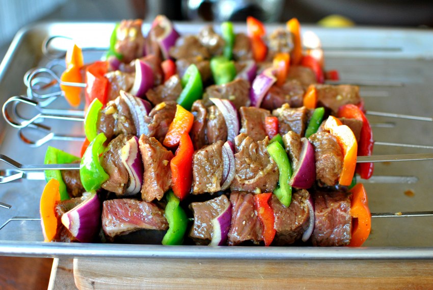 Красивая кухня в которой готовят шашлык