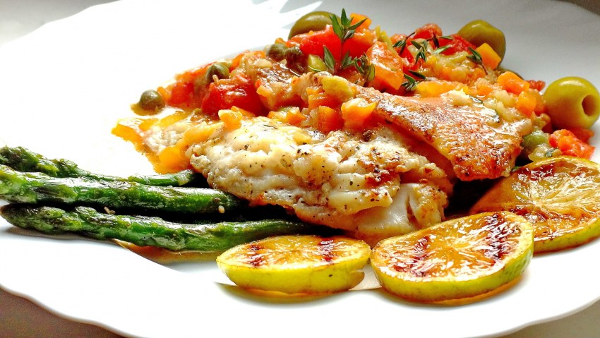 Морской окунь под овощами