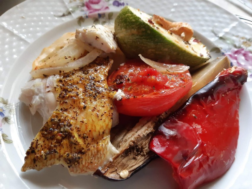 Окунь запеченный с овощами