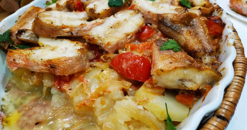 Окунь запеченный с овощами