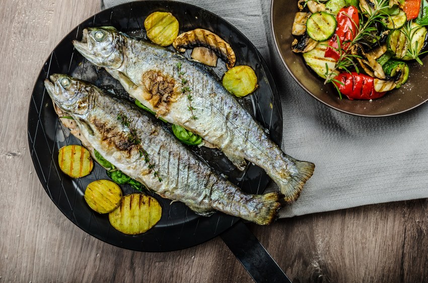 Форель на гриле с овощами