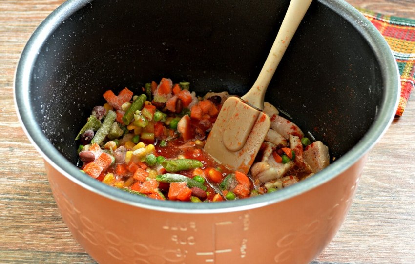 Курица с замороженными овощами в мультиварке