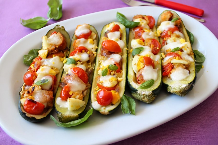 Кабачки фаршированные овощами и рисом