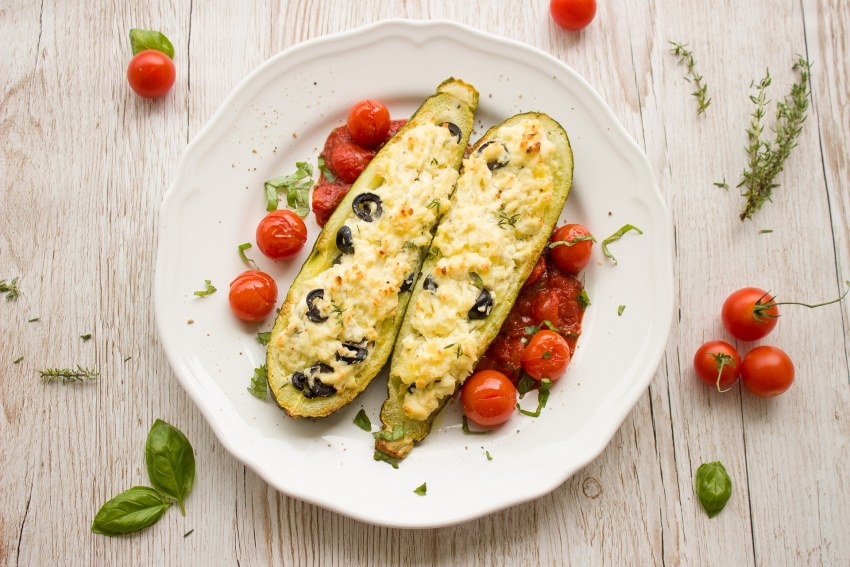 Кабачок фаршированный овощами в духовке