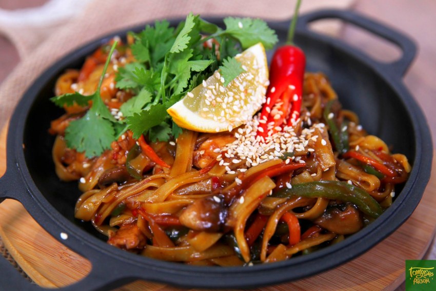 Wok удон с угрем