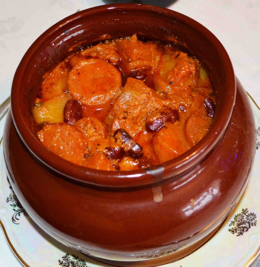 Тушеное мясо в горшочке