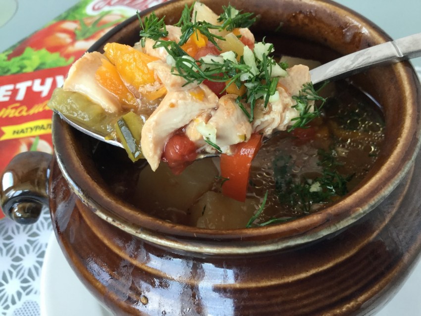 Курица с овощами в горшочке