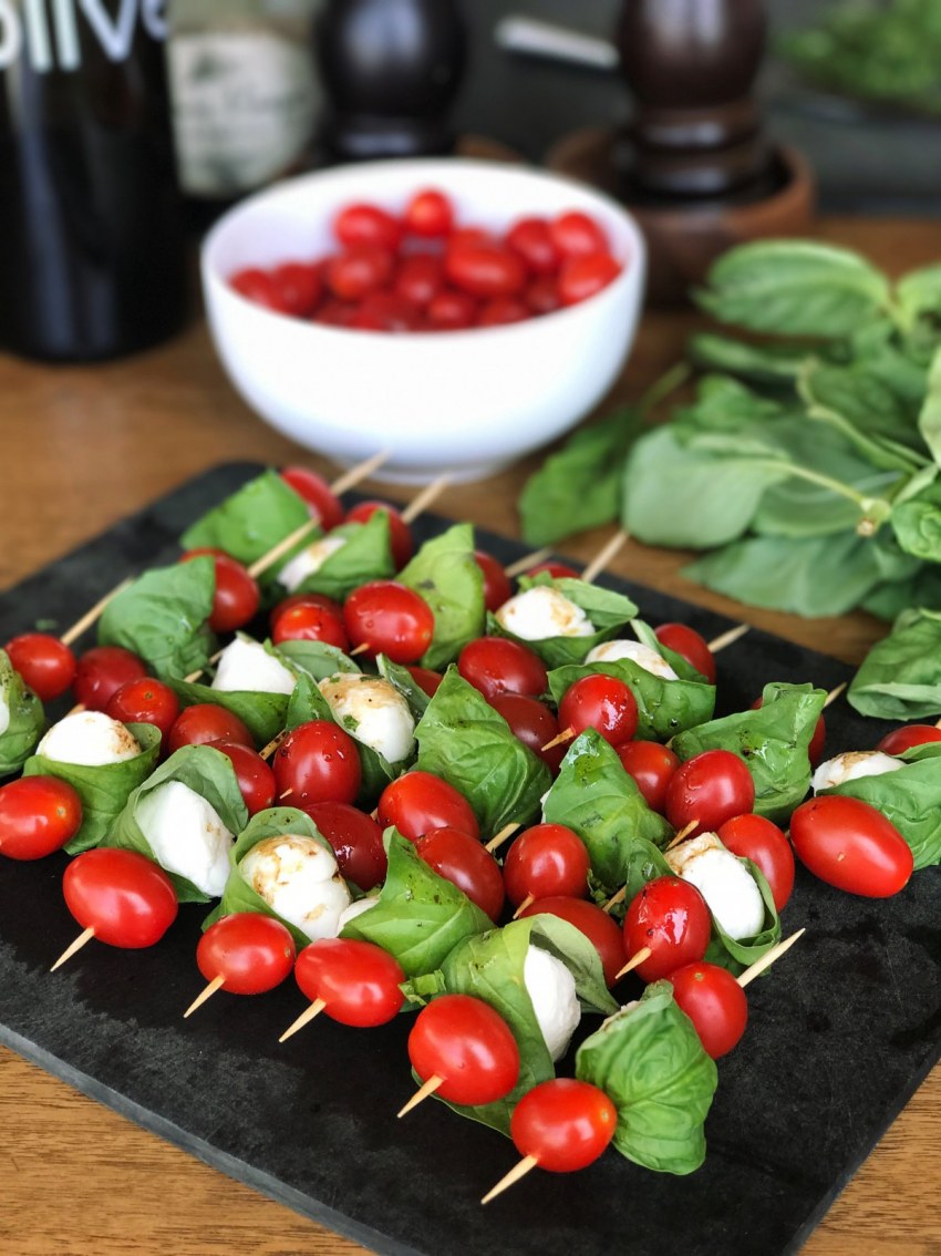Стол с шашлыком и закуской