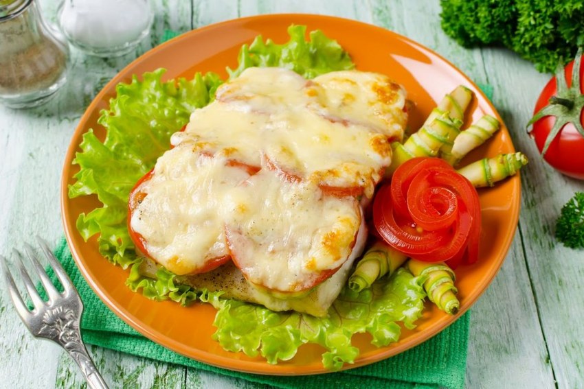 Рыба запеченная с помидорами и сыром