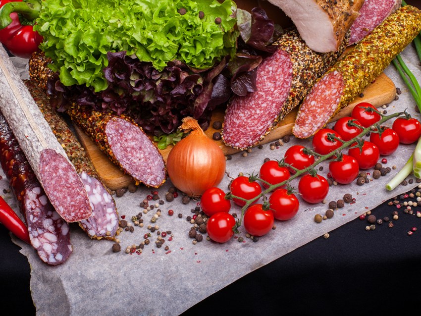 Мясо колбаса фрукты и овощи