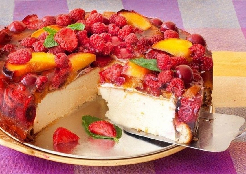 Чизкейк украшенный клубникой