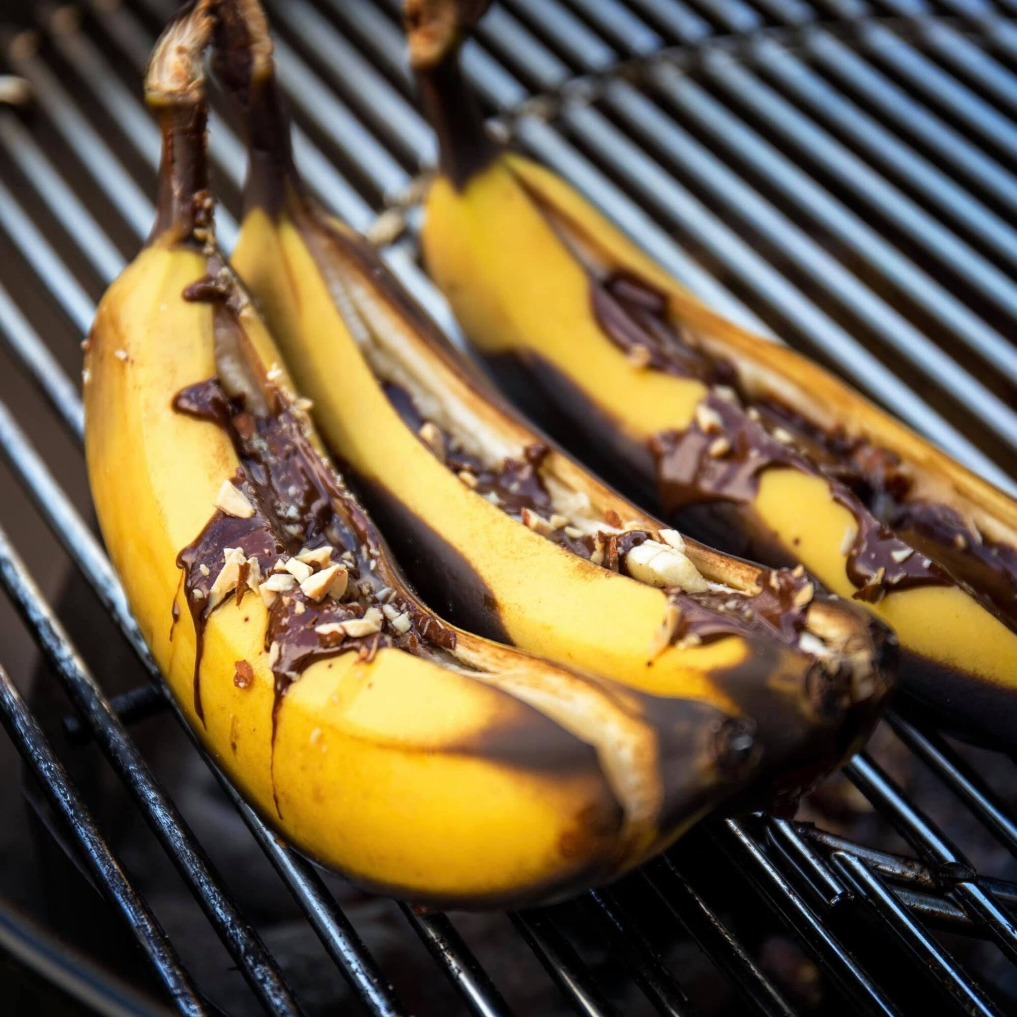 Печеные бананы. Бананы на гриле. Бананы с шоколадом на мангале. Бананы на гриле с шоколадом. Жареные бананы на гриле.