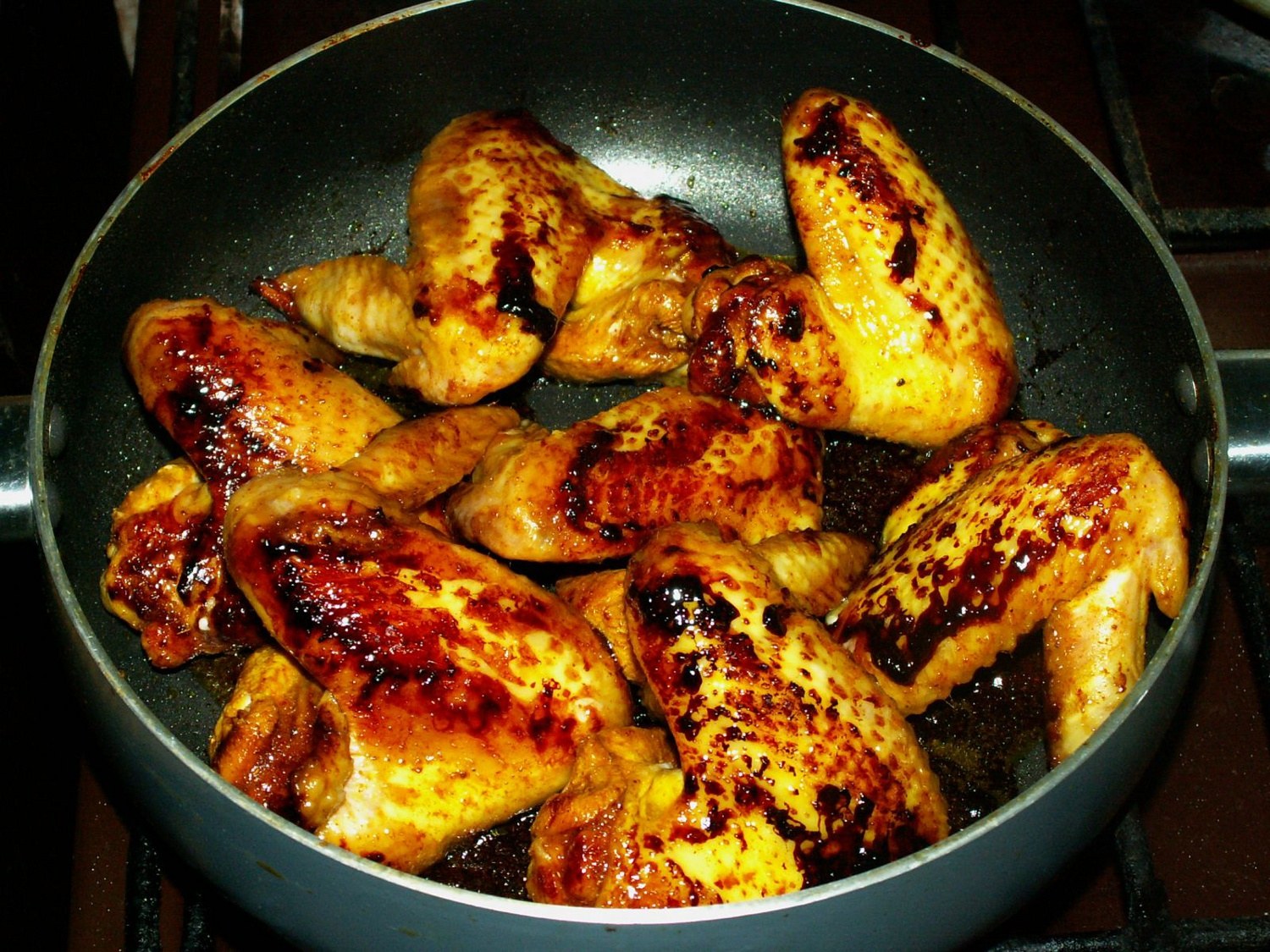 Курица на сковороде рецепты с фото. Куриные крылышки на сковороде. Жареные куриные крылышки на сковороде. Куриные Крылья на сковороде. Куриные Крылья жареные на сковороде.