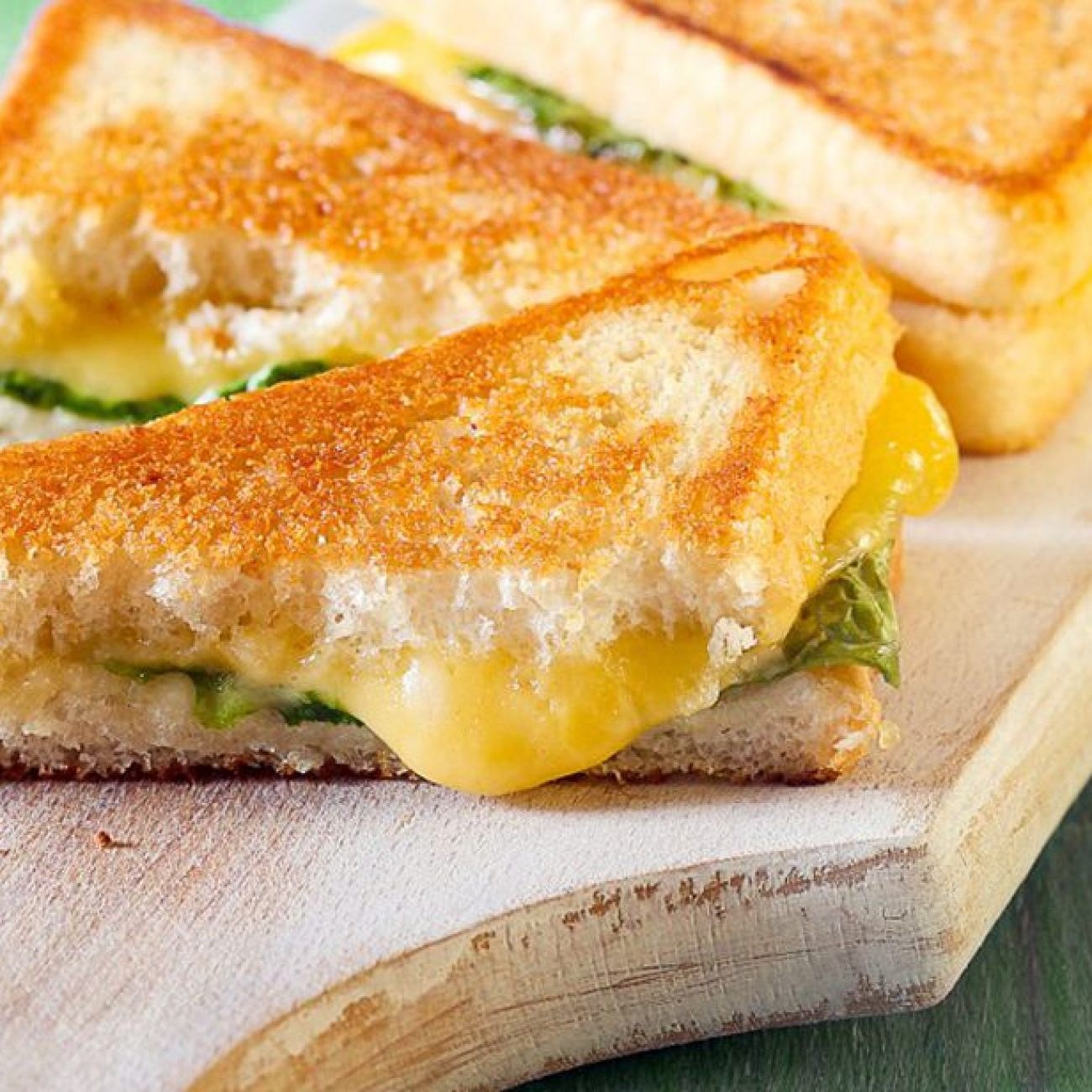 Тостовый хлеб с сыром. Сэндвич с сыром. Тост с сыром. Бутерброд с маслом и сыром. Бутерброды из тостового хлеба.