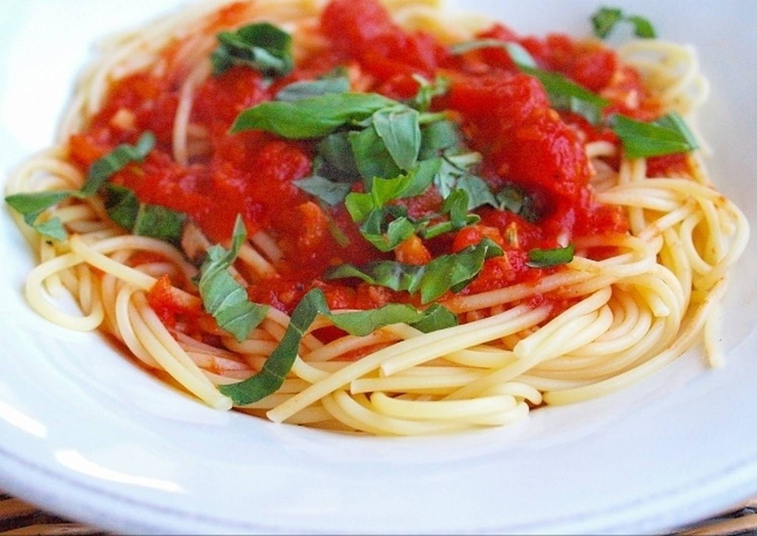 Макароны с сыром и помидорами на сковороде. Спагетти неаполитано. Паста неаполитано. Паста с томатным соусом и базиликом. Спагетти в томатном соусе.