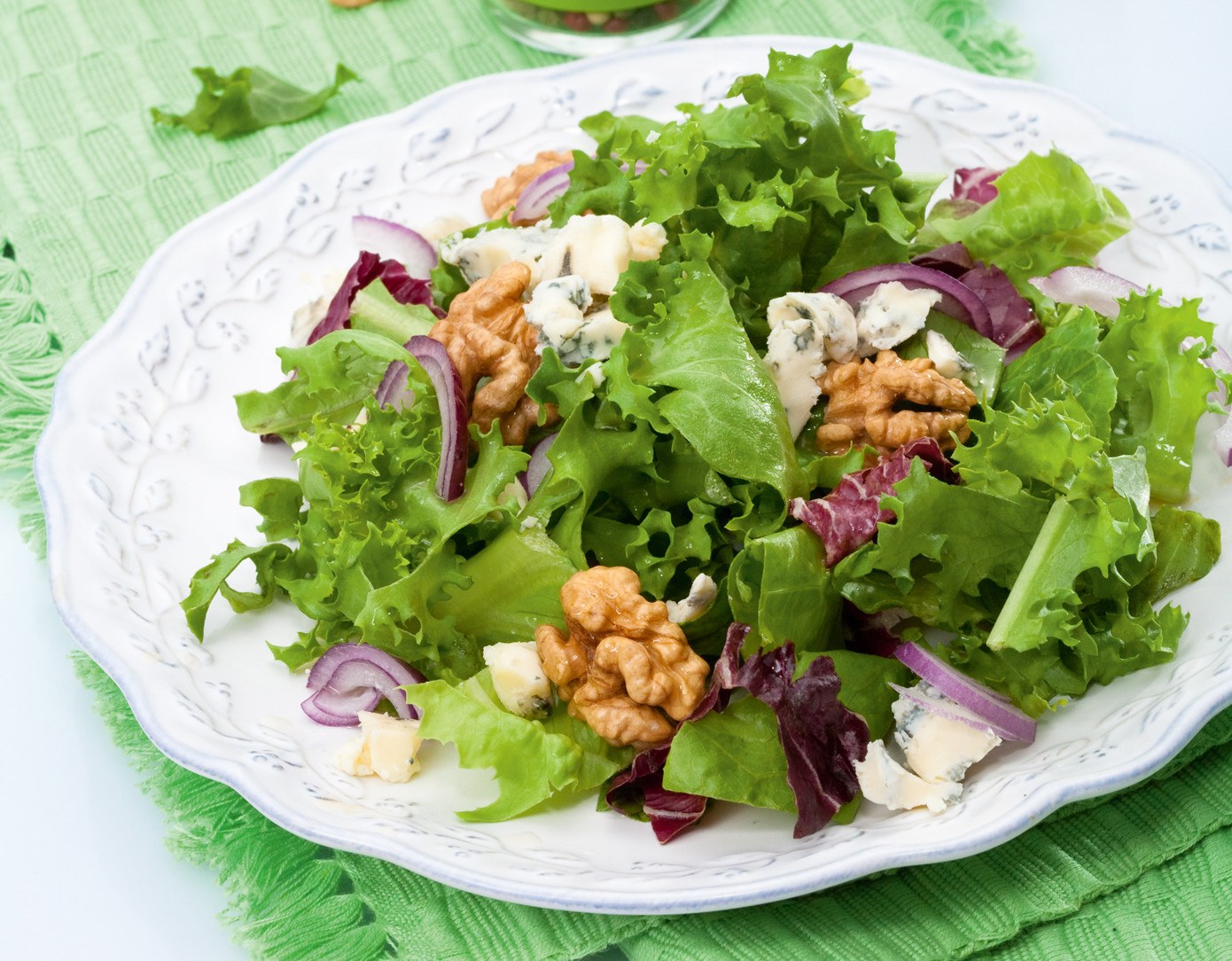Salat iz. Салат. Салат с салатными листьями. Микс из салатных листьев. Салат с орешками.