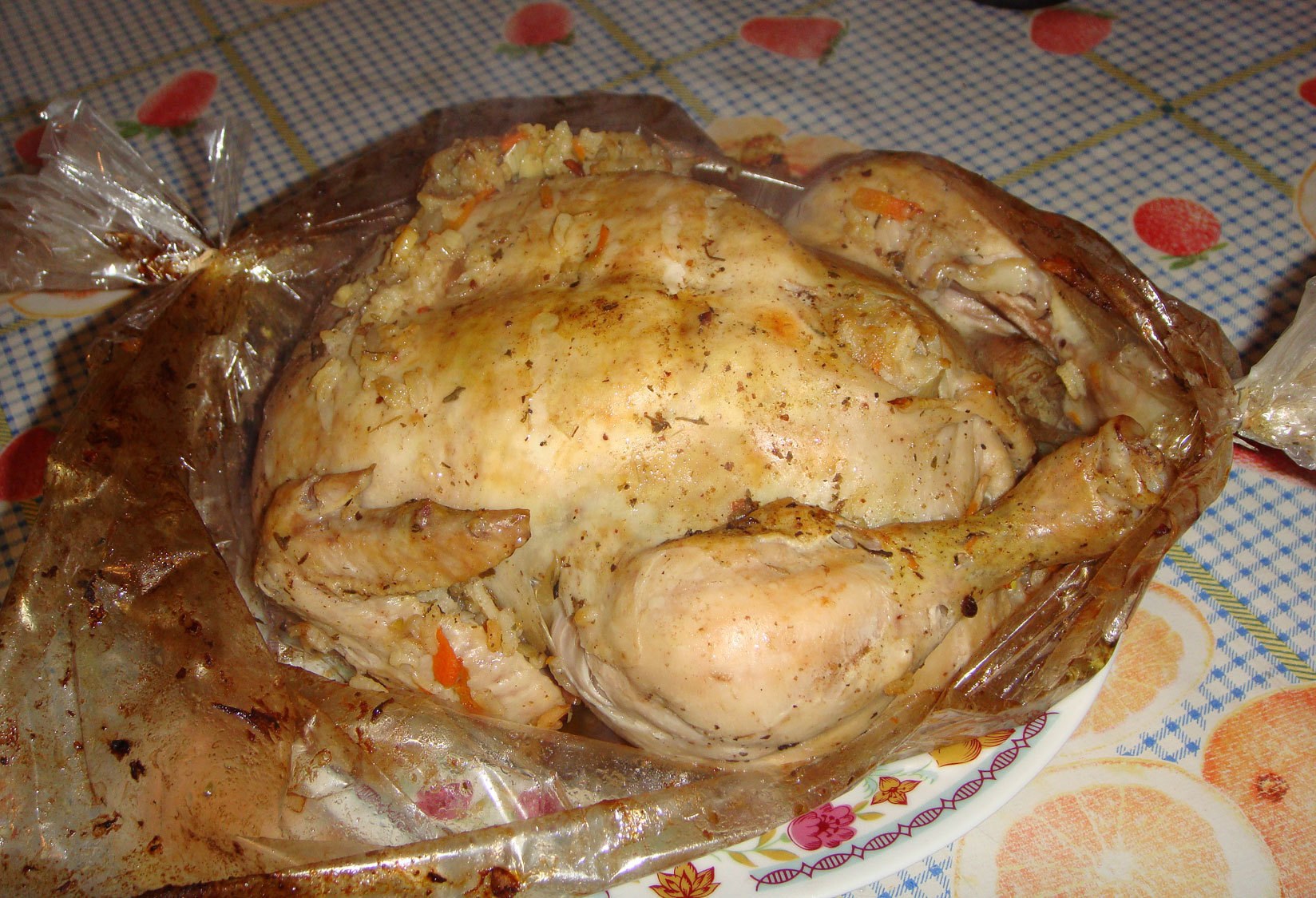Рис с курицей в пакете для запекания. Курица в рукаве в духовке. Фаршированная курица. Курица с рисом в духовке в рукаве. Курица для запекания.
