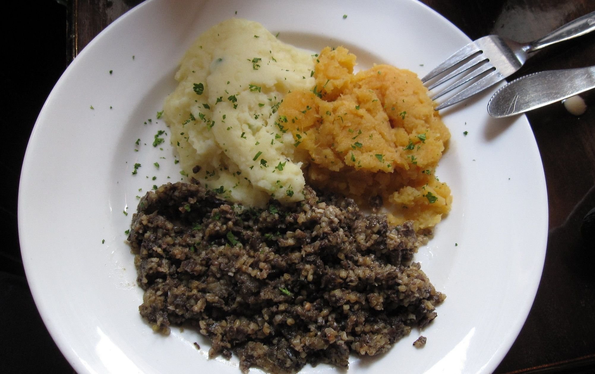 Хаггис блюдо шотландское. Хаггис Шотландия. Haggis Scottish dish. Haggis Traditional Scottish dish.