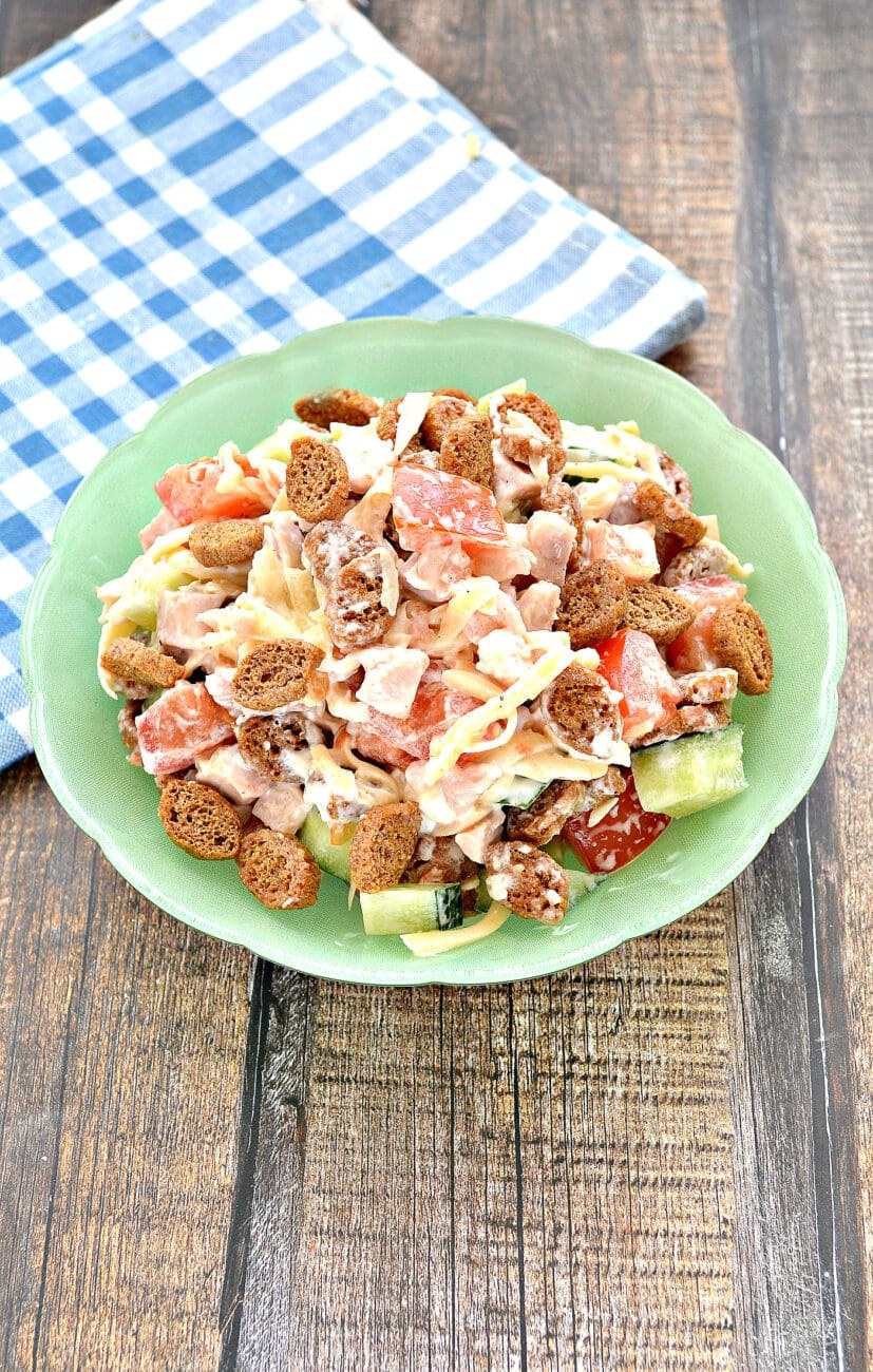 Салат с красной фасолью и кириешками