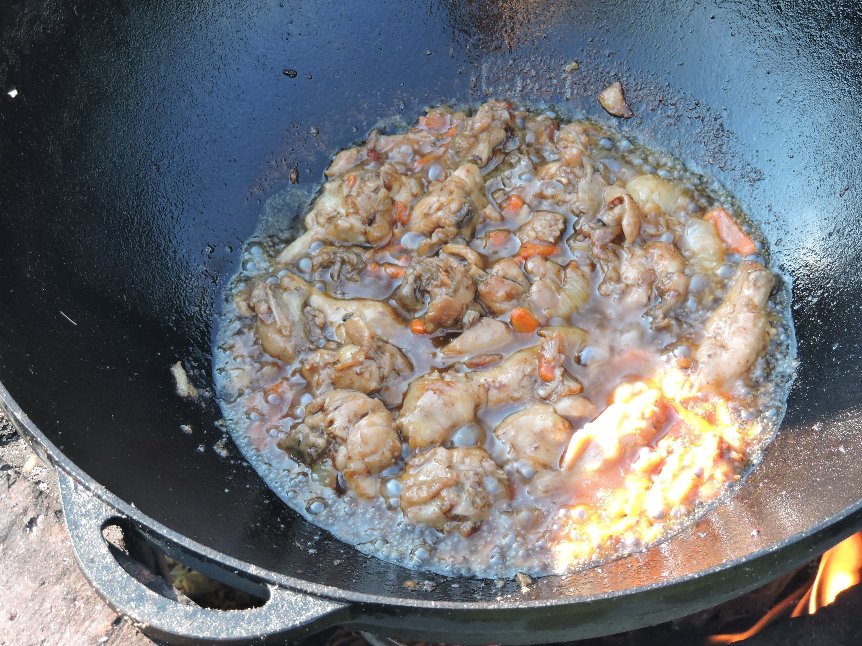 В казане на плите из куры. Курица с рисом в казане. Курица в казане на плите целиком. Курица с рисом в казане на костре. Огромный казан с курицей.