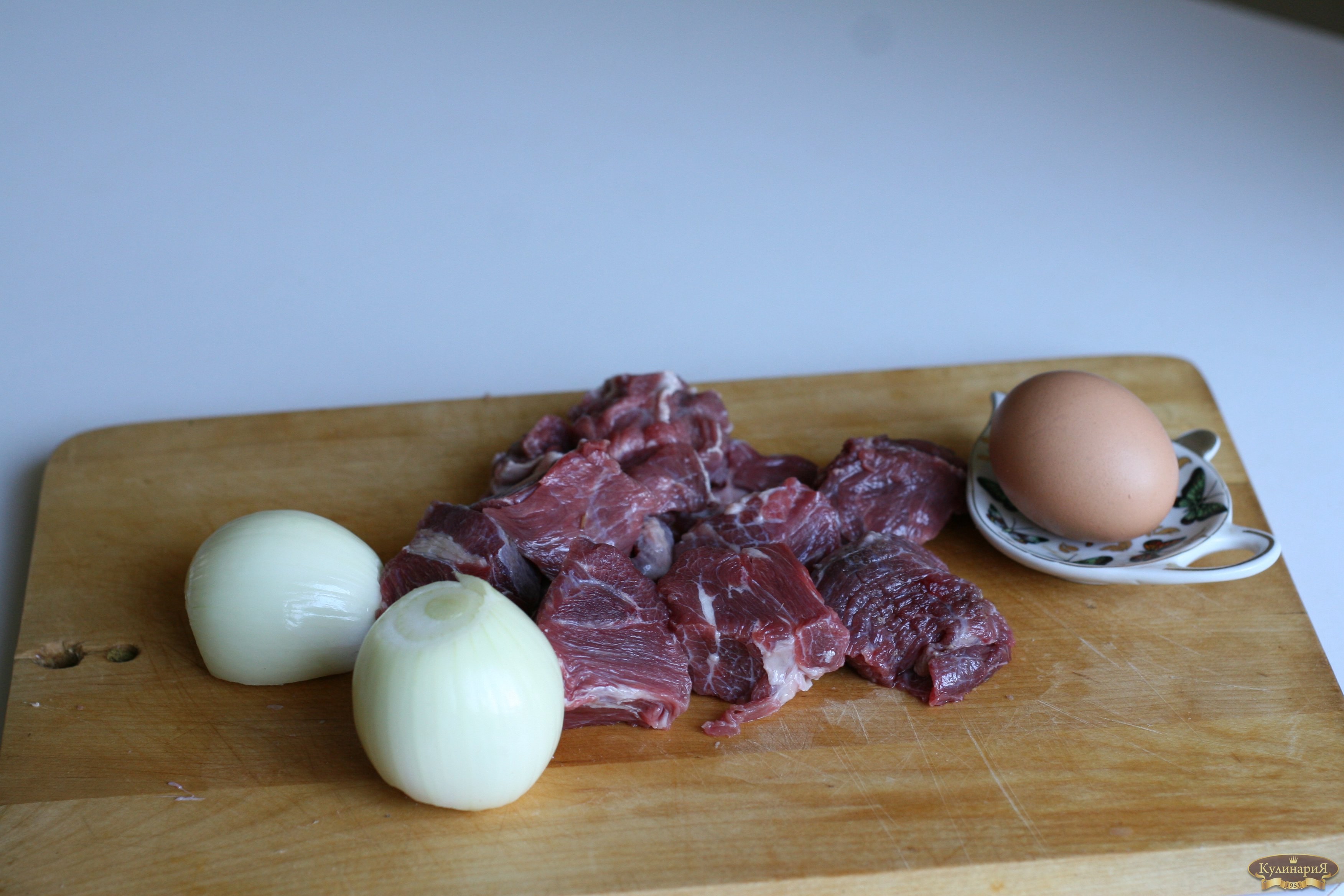Рецепт говядины с яйцом. Ингредиенты для зраз рубленых. Говядина яйцо лук.