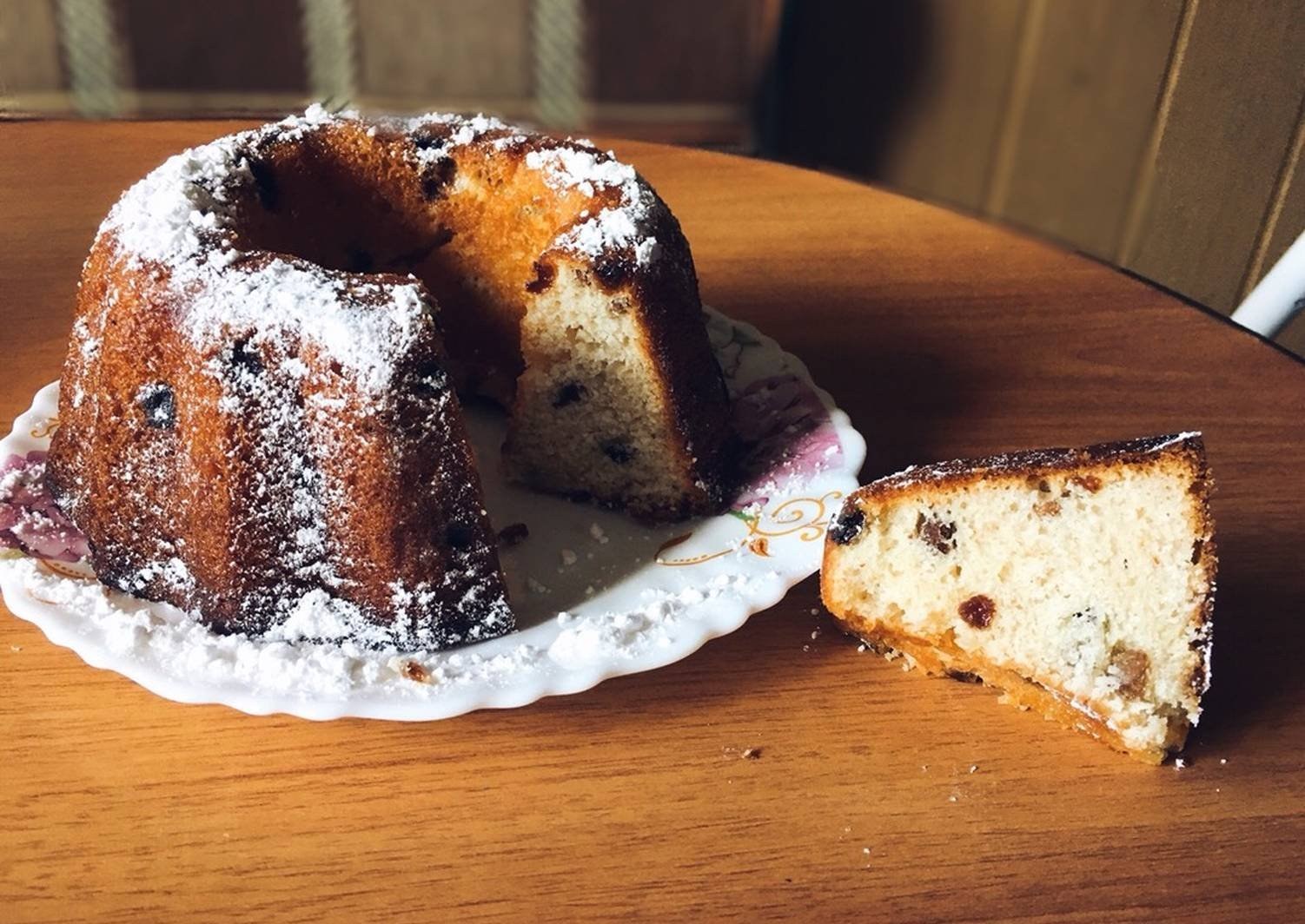 Рецепт кекса домашнего в духовке. Кекс с изюмом. Кекс песочный. Кекс с изюмом классический. Кекс песочный с изюмом.